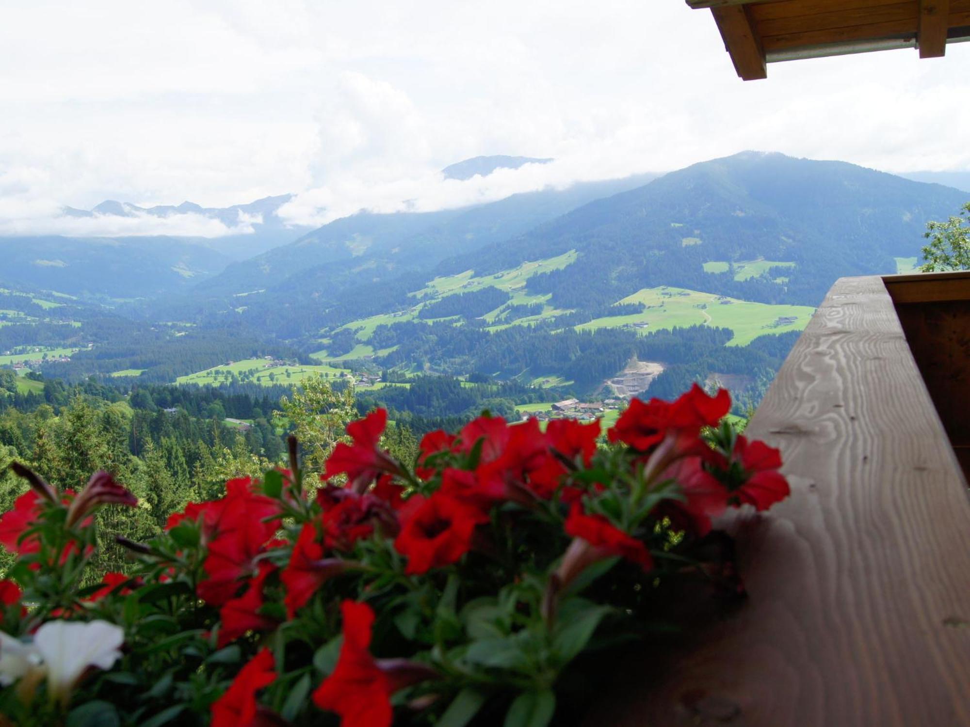 Chalet In Hopfgarten In Brixental With Hot Tub Hopfgarten im Brixental Exterior photo